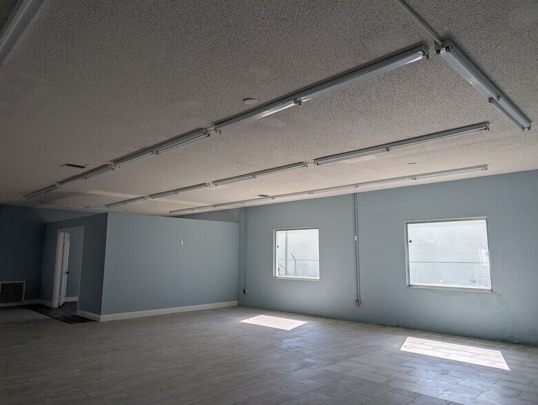 5060 Industry Dr, Melbourne, FL à vendre - Photo du bâtiment - Image 3 de 32