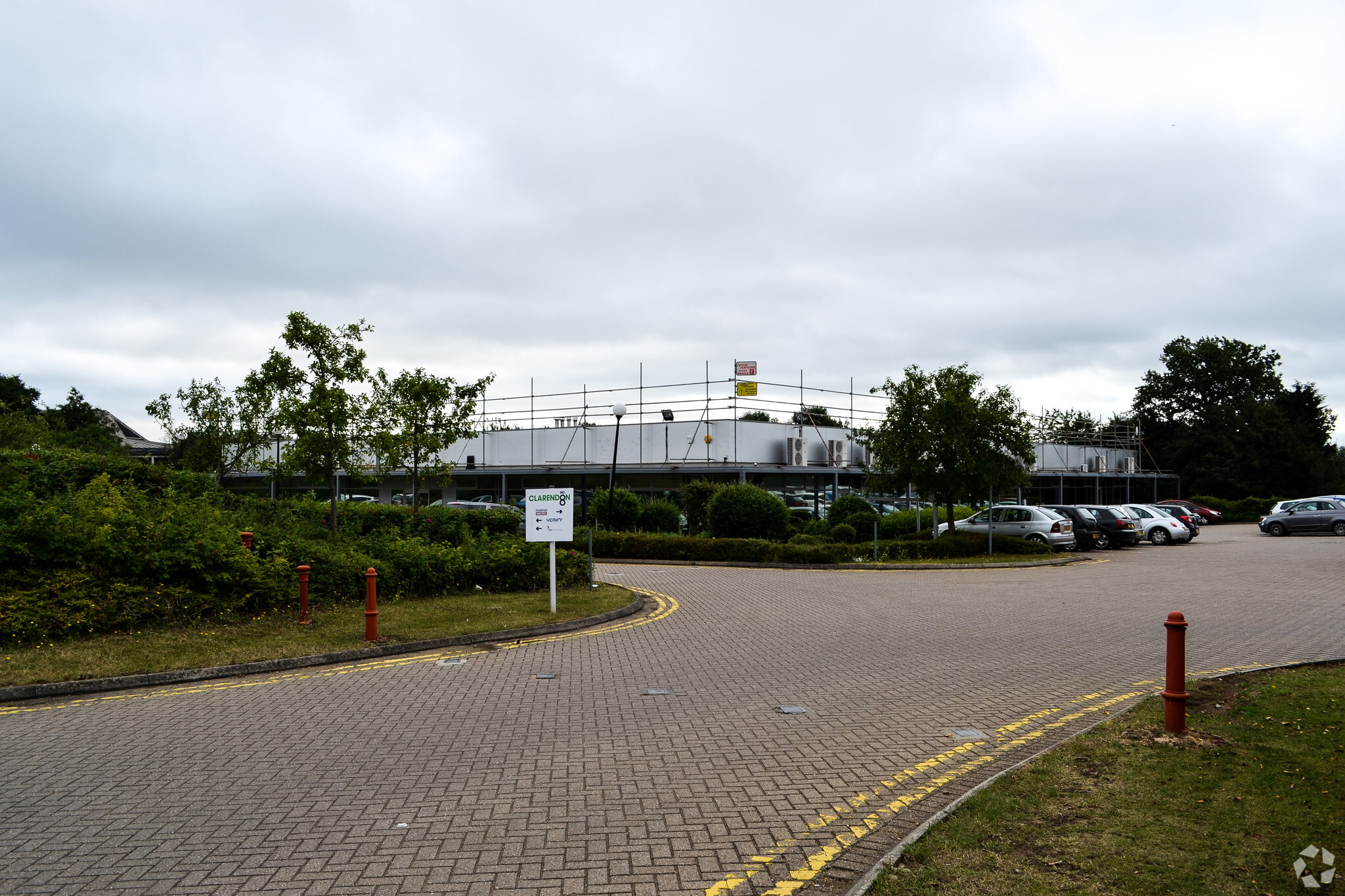 8 Clarendon Dr, Milton Keynes for lease Primary Photo- Image 1 of 2