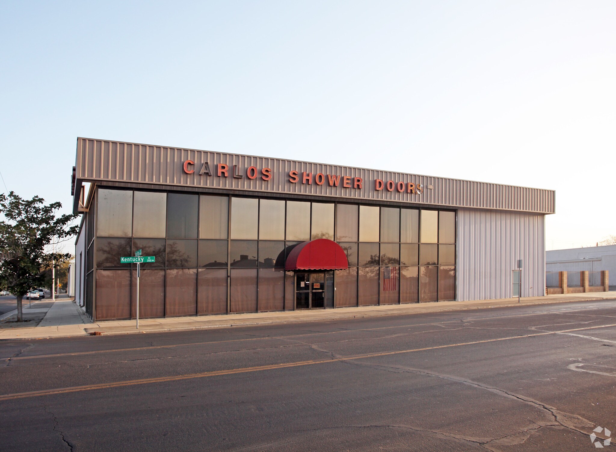 300 Kentucky St, Bakersfield, CA à louer Photo principale- Image 1 de 11