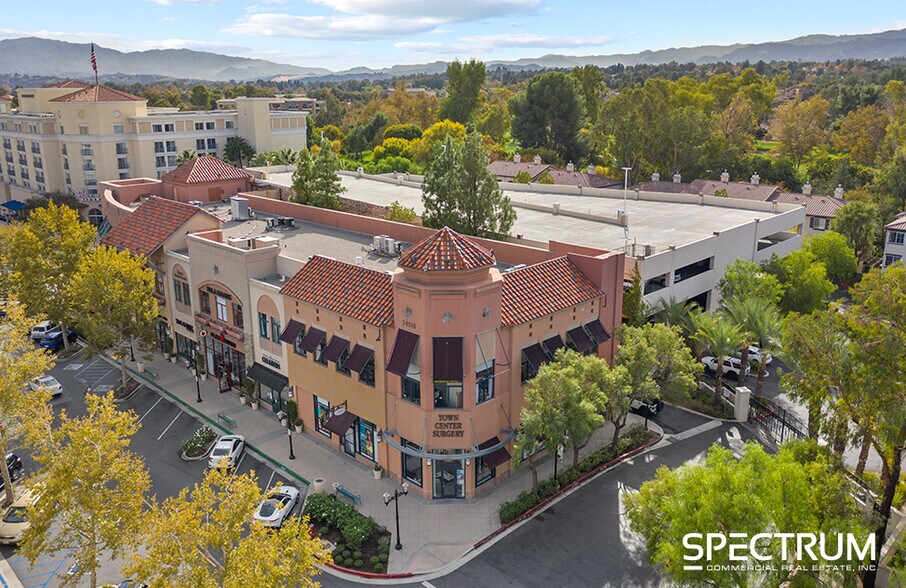 24510 Town Center Dr, Valencia, CA à louer - Photo du bâtiment - Image 3 de 7