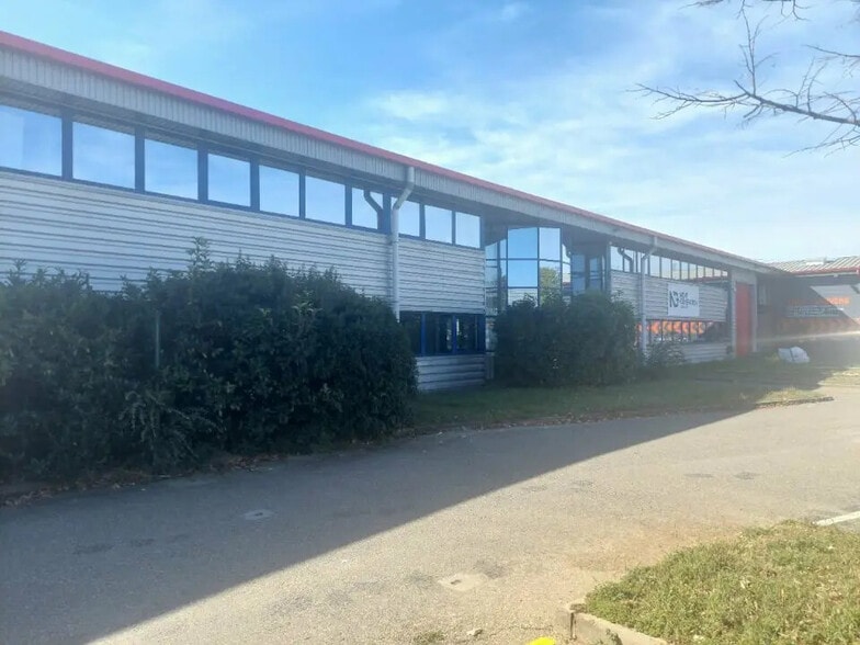 Flex in Mions for lease - Building Photo - Image 1 of 4