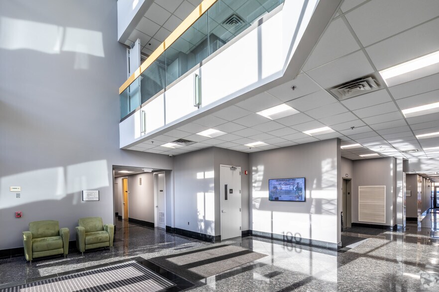 100 Franklin Sq Dr, Somerset, NJ à louer - Hall d’entrée - Image 3 de 39
