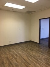 21828 Lassen St, Chatsworth, CA à louer Photo intérieure- Image 2 de 5