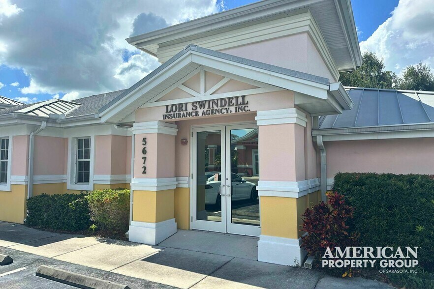5672-5674 Marquesas Cir, Sarasota, FL à louer - Photo du bâtiment - Image 1 de 1