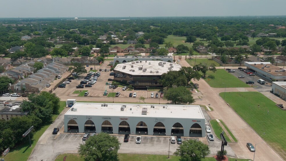 13515 Southwest Fwy, Sugar Land, TX à louer - Vidéo sur l’inscription commerciale - Image 2 de 13