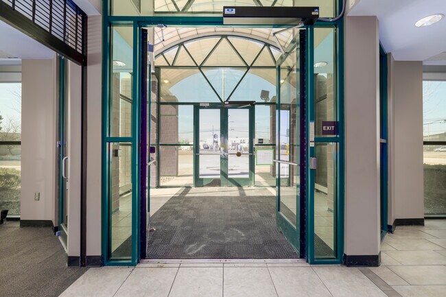 Plus de détails pour 30730 Groesbeck Hwy, Roseville, MI - Commerce de détail aux enchères