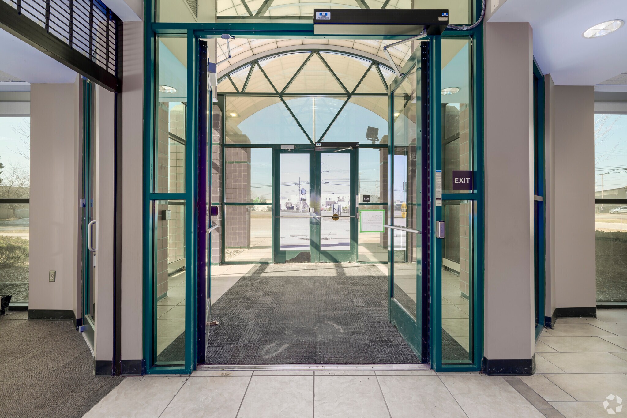 30730 Groesbeck Hwy, Roseville, MI à vendre Hall d’entrée- Image 1 de 27