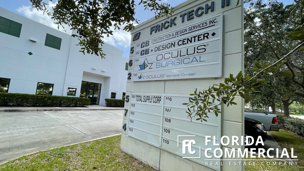 574 NW Mercantile Pl, Port Saint Lucie, FL à louer - Photo du bâtiment - Image 3 de 7