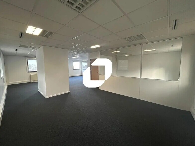 Office in Noisy-le-Grand for lease - Interior Photo - Image 3 of 8
