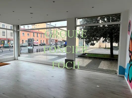 Commerce de détail dans Villeurbanne à louer - Photo du bâtiment - Image 1 de 3