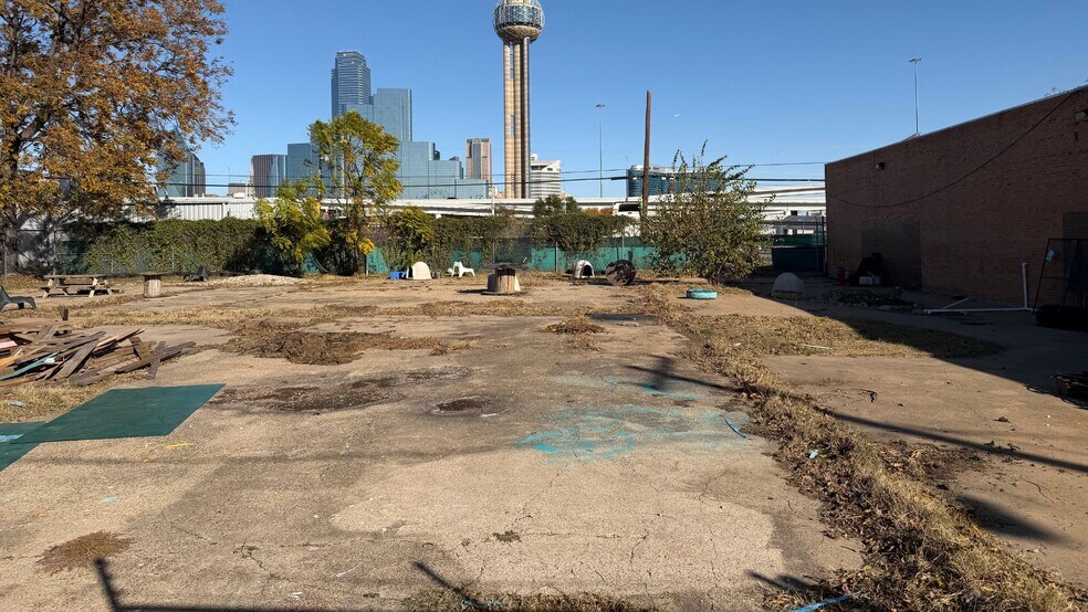 310 Rock Island St, Dallas, TX à louer - Photo du bâtiment - Image 3 de 10