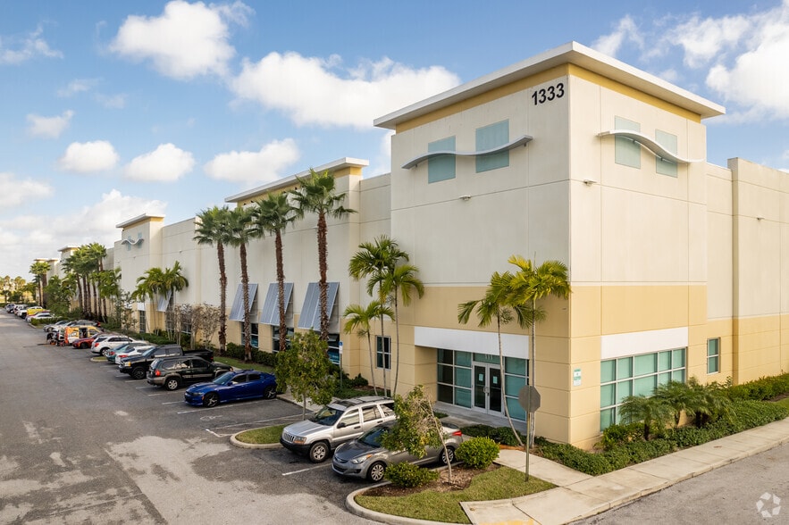 1333 N Jog Rd, West Palm Beach, FL for lease - Primary Photo - Image 1 of 9