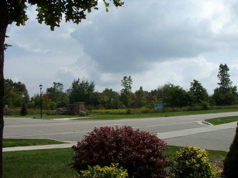 Central Park/Times Square Dr, Okemos, MI à vendre - Photo du bâtiment - Image 1 de 2