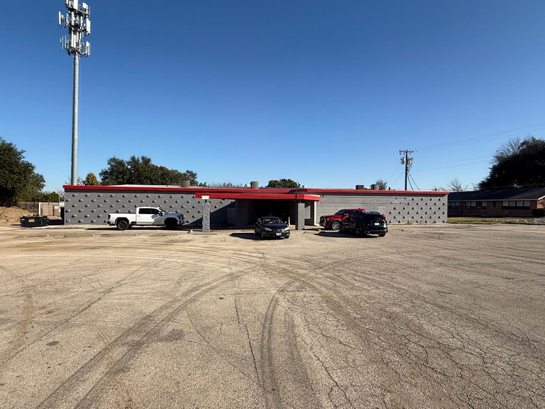 2020 Saturn Rd, Garland, TX à vendre - Photo du bâtiment - Image 3 de 14