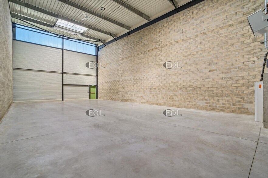 Flex in Stains for lease - Interior Photo - Image 3 of 6