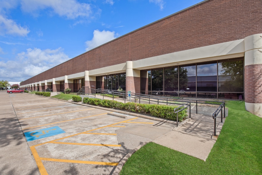 6100 West By Northwest Blvd, Houston, TX à louer - Photo du bâtiment - Image 3 de 6