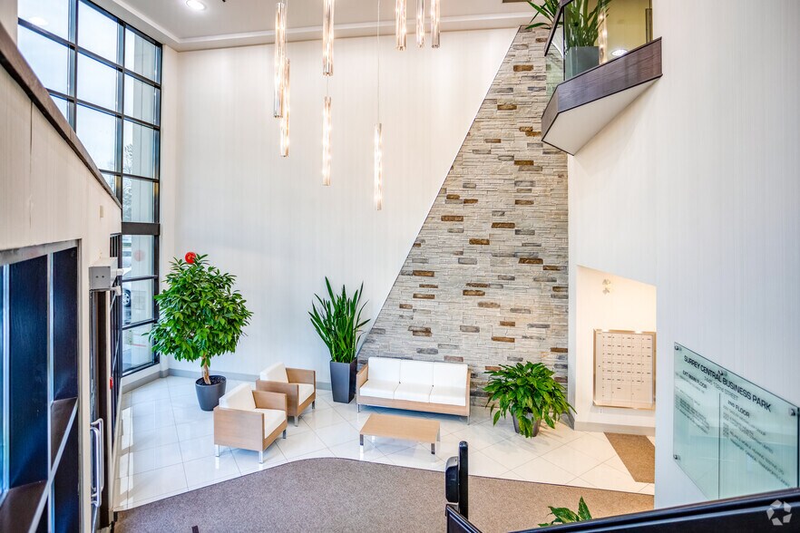7445 132nd St, Surrey, BC à louer - Hall d’entrée - Image 3 de 7