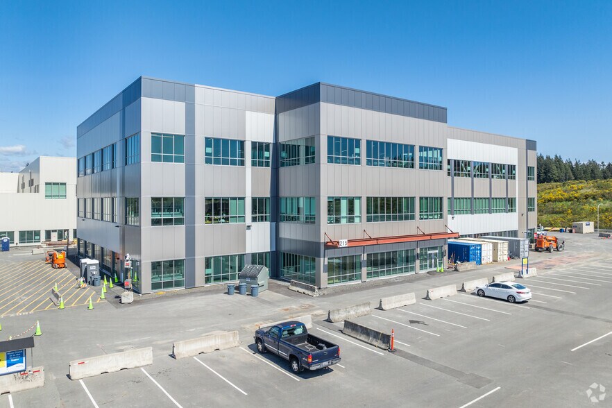 215 Shuksan Way, Everett, WA à louer - Photo du bâtiment - Image 1 de 4