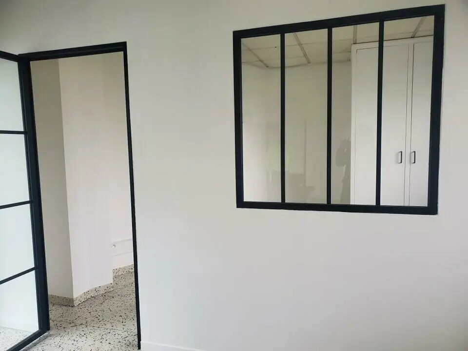 Office in Tassin-la-Demi-Lune for lease Interior Photo- Image 1 of 9