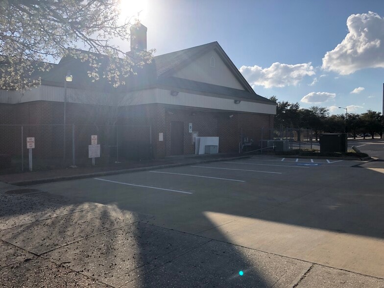 100 W Russell St, Fayetteville, NC for lease - Building Photo - Image 2 of 14