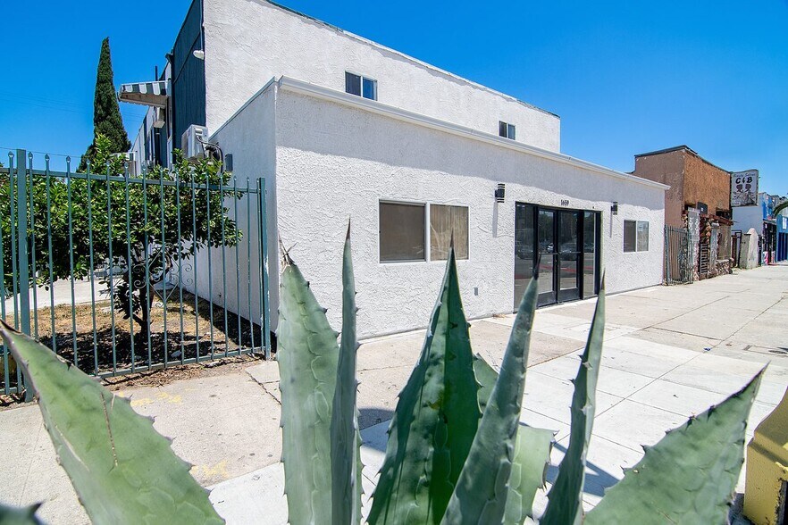 1659 W Florence Ave, Los Angeles, CA à louer - Photo du bâtiment - Image 3 de 8