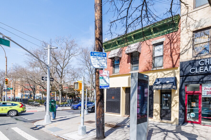 30-01 30th Ave, Astoria, NY à vendre - Photo du bâtiment - Image 2 de 12