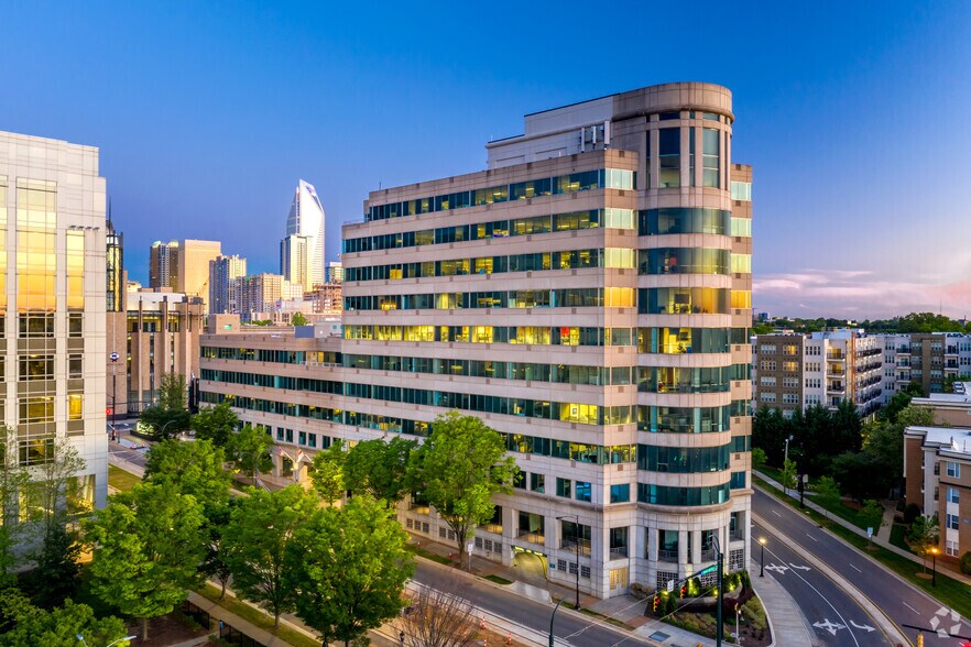 901 W Trade St, Charlotte, NC à louer - Photo du bâtiment - Image 2 de 7