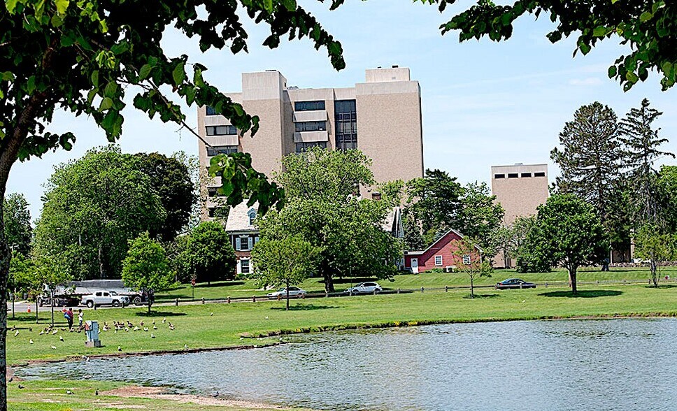 505 University Ave, Bridgeport, CT à louer - Photo du bâtiment - Image 3 de 11