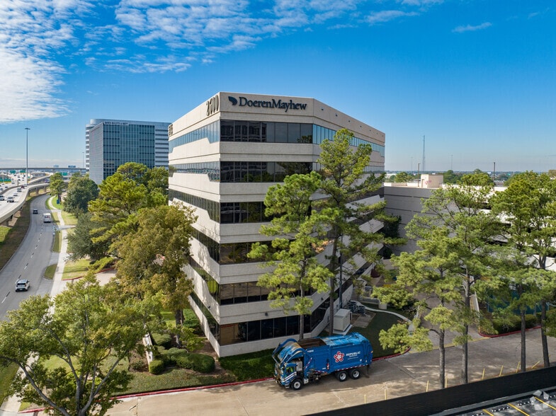 2600 N Loop Fwy W, Houston, TX for lease - Building Photo - Image 2 of 10
