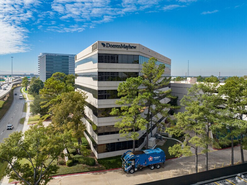 2600 N Loop Fwy W, Houston, TX à louer - Photo du bâtiment - Image 2 de 10