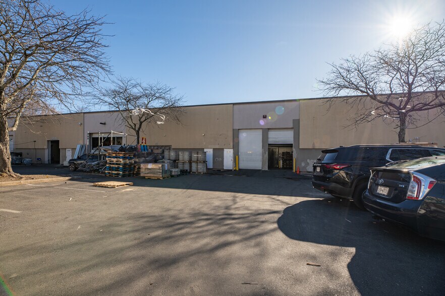 310 Roosevelt Ave, Spring Valley, NY à louer - Photo du bâtiment - Image 1 de 28