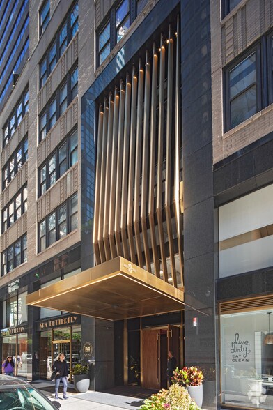 155 E 44th St, New York, NY à louer - Photo du bâtiment - Image 3 de 7
