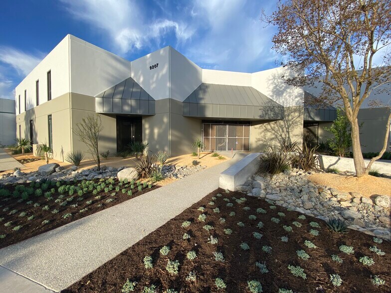 9207 Eton Ave, Chatsworth, CA à louer - Photo du bâtiment - Image 3 de 14