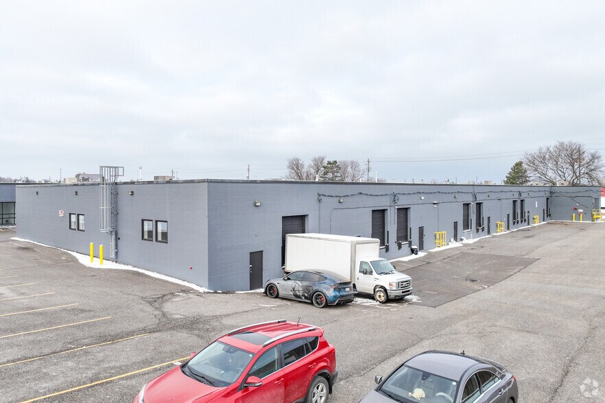 171-193 Denison St, Markham, ON à vendre - Photo du bâtiment - Image 3 de 4