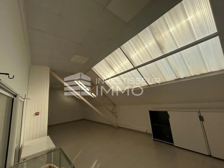 Flex in Saint-Denis for lease - Interior Photo - Image 2 of 5