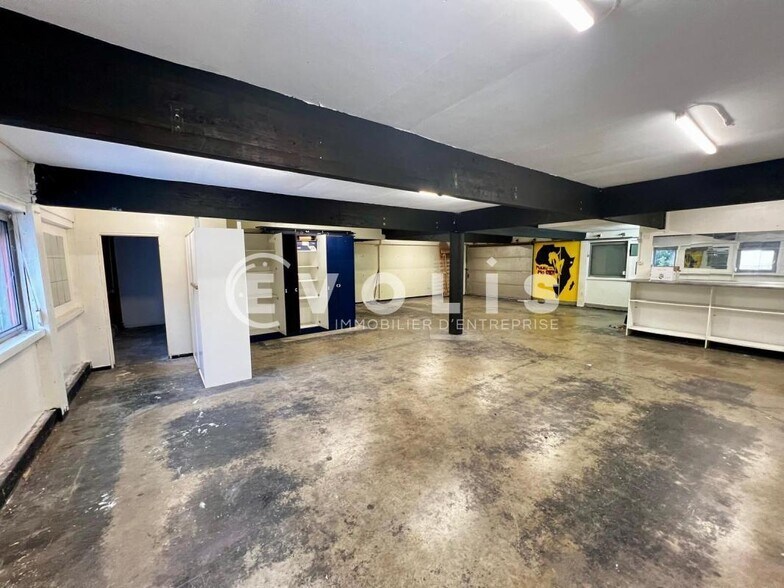 Flex in Combs La Ville for lease - Interior Photo - Image 3 of 9