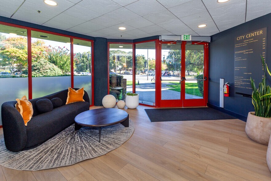 1701 Novato Blvd, Novato, CA à louer - Photo du bâtiment - Image 3 de 30