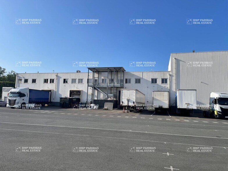 Industrial in Bassens for lease - Building Photo - Image 1 of 16