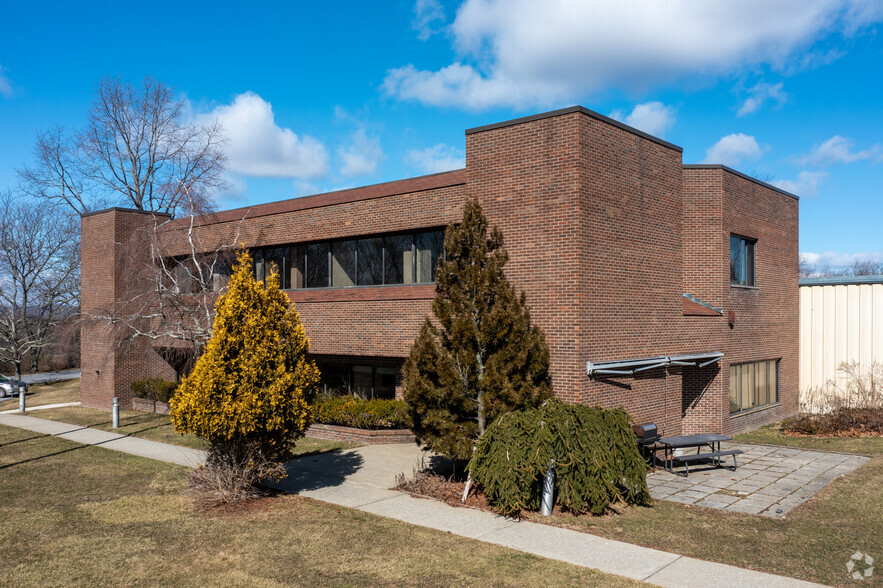 2 Geneva Rd, Brewster, NY à vendre - Photo principale - Image 1 de 1