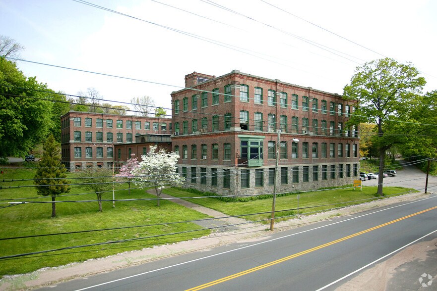 273 Riverside Ave, Bristol, CT à vendre - Photo du bâtiment - Image 2 de 6