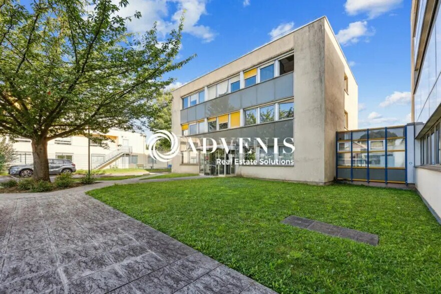 Office in Noisiel for lease - Building Photo - Image 1 of 12