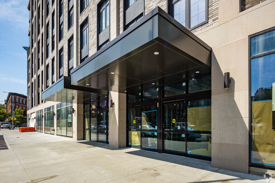 300 W 122nd St, New York, NY à vendre - Photo du bâtiment - Image 2 de 3