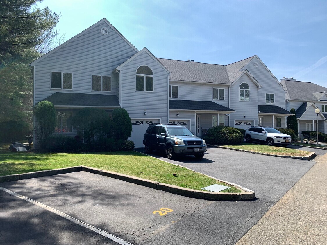 19 Larissa Ln, Thornwood, NY for sale Primary Photo- Image 1 of 2
