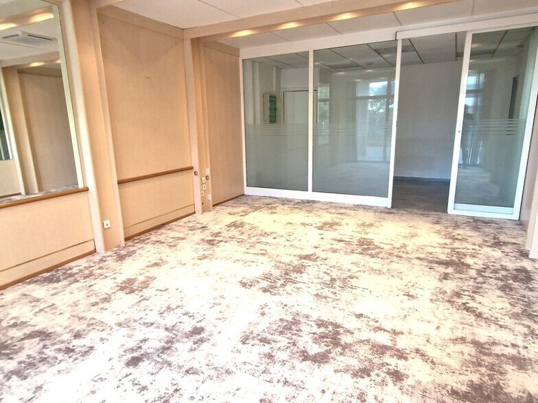 Retail in Saint-Laurent-du-Var for sale - Interior Photo - Image 2 of 3