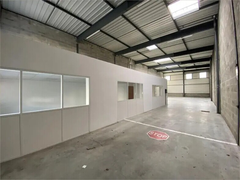 Flex in Saint-Priest for lease - Interior Photo - Image 3 of 5