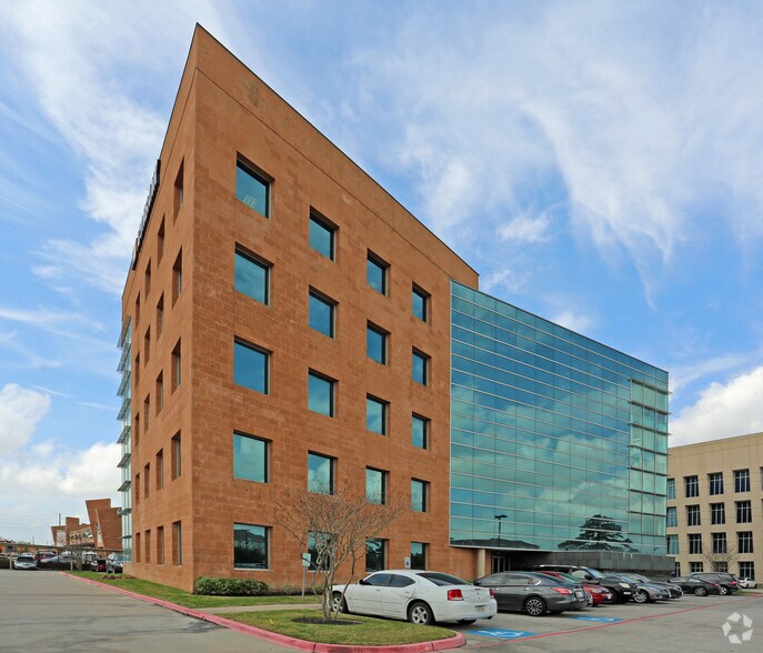 7908 N Sam Houston Pky W, Houston, TX à louer - Photo du bâtiment - Image 2 de 3