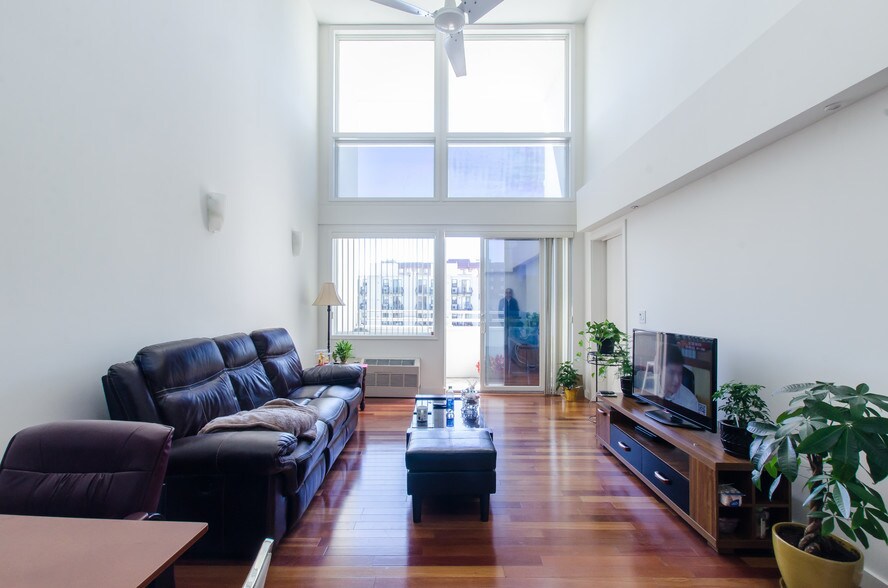 71-57 161st St, Fresh Meadows, NY à vendre - Photo intérieure - Image 1 de 9