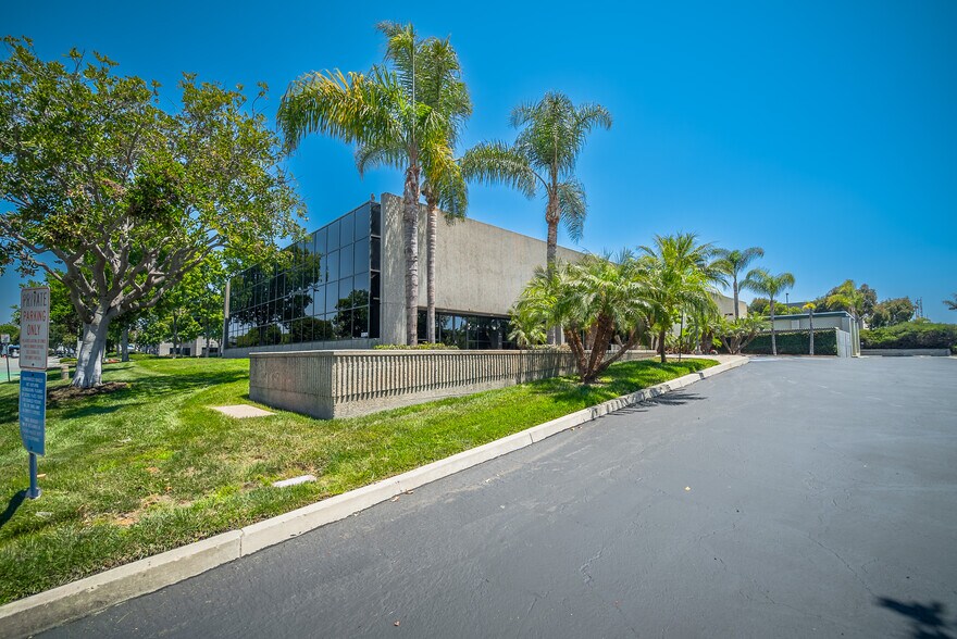 2261 Rutherford Rd, Carlsbad, CA à vendre - Photo du bâtiment - Image 2 de 6