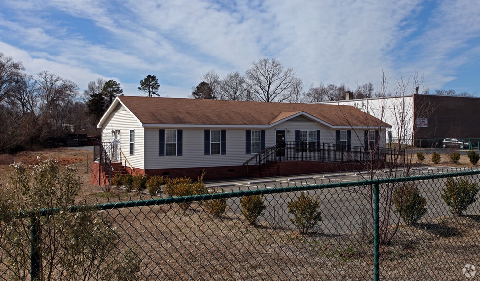 227 Atando Ave, Charlotte, NC for lease - Building Photo - Image 3 of 5