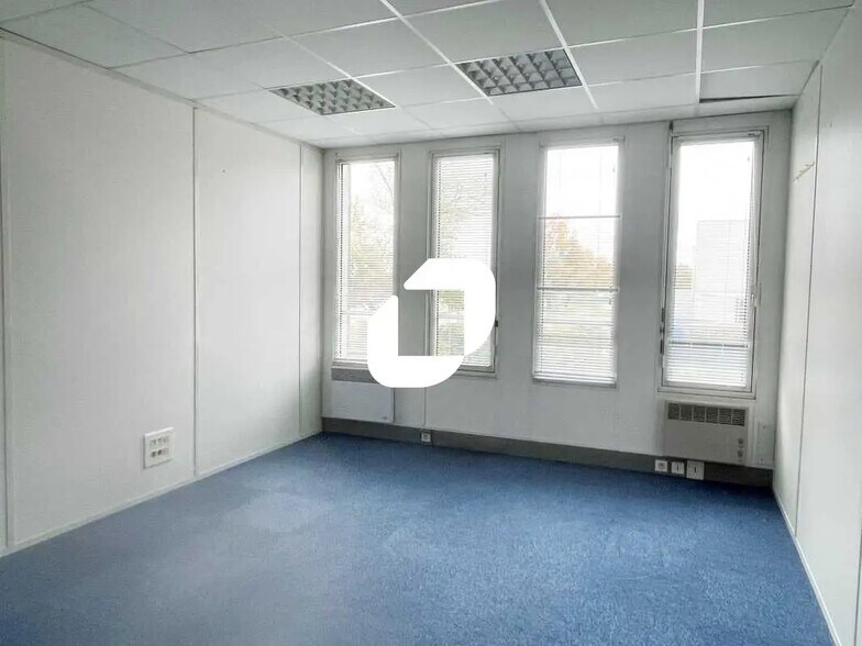 Office in Bordeaux for lease - Interior Photo - Image 2 of 15